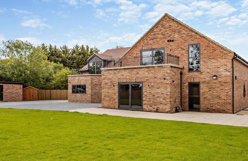 Highfields Caldecote Apartment | Cosy Nook Five - Two Bedroom Apartment, Sleeps 4