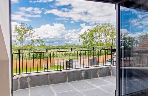 Highfields Caldecote Apartment | Cosy Nook Six - Three Bedroom Apartment, Sleeps 6