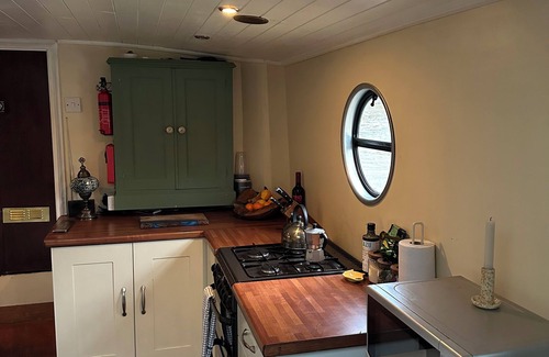 Bath Boat Rental | Cosy off grid barge in Bath city centre