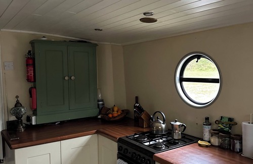 Bath Boat Rental | Cosy off grid barge in Bath city centre