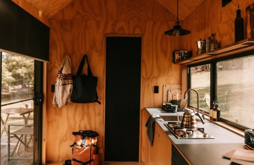 Pipers Creek House | Cosy Off-Grid Cabin with Lake View - Galeb