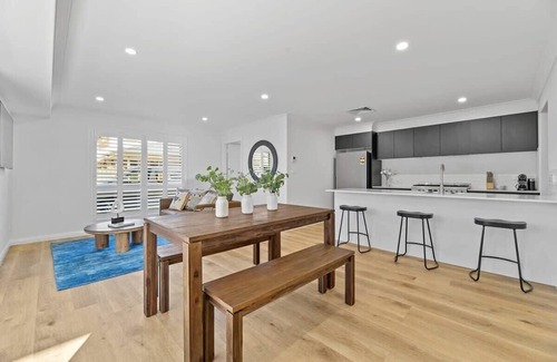 Orange Apartment | Cosy on Curran | CBD Escape, EV Plug, Firepit
