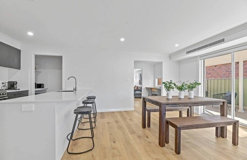 Orange Apartment | Cosy on Curran | CBD Escape, EV Plug, Firepit