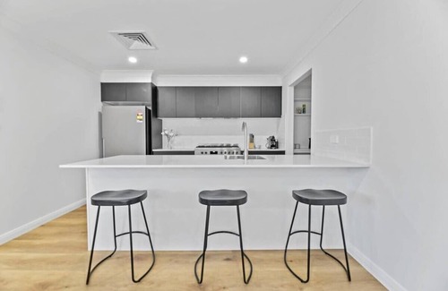 Orange Apartment | Cosy on Curran | CBD Escape, EV Plug, Firepit