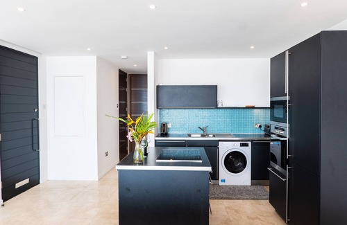 Lance aux Epines Condo | Cosy One-bedroom Contemporary Condo
