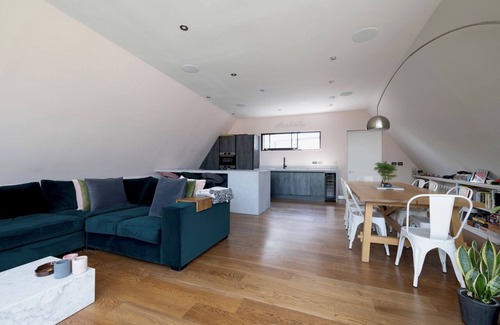 Kentish Town Apartment | Cosy Penthouse in North London. Private king size bedroom with luxury bathroom.