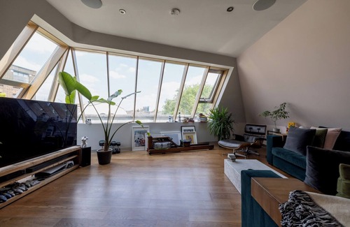 Kentish Town Apartment | Cosy Penthouse in North London. Private king size bedroom with luxury bathroom.