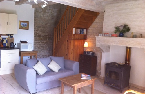 Crezieres Cottage | Cosy, pet friendly cottage for 2 in pretty countryside