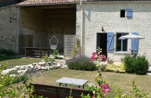 Crezieres Cottage | Cosy, pet friendly cottage for 2 in pretty countryside