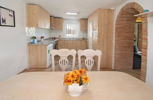 Comares Villa | Cosy Poolside Escape for Four. Salt-filtered pool. Breathtaking views.