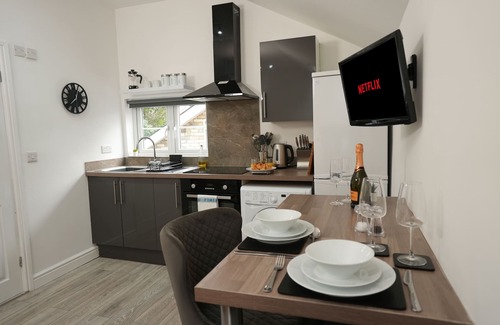Mill Road Apartment | Cosy & Quiet - KING BED, Smart TV, Central Cambridge Apartment
