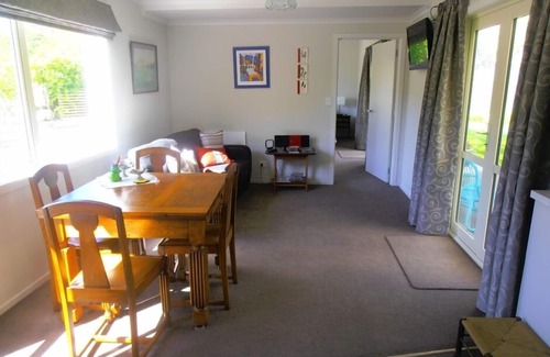 Rewa Cabin | Cosy Quiet Lodge in Picturesque Garden and Orchard