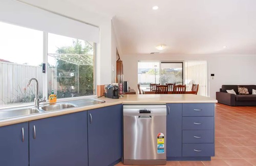 Baldivis House | Cosy Retreat, 10 minutes to beaches! Great for short or long stay holidays.