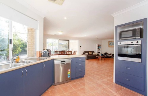 Baldivis House | Cosy Retreat, 10 minutes to beaches! Great for short or long stay holidays.