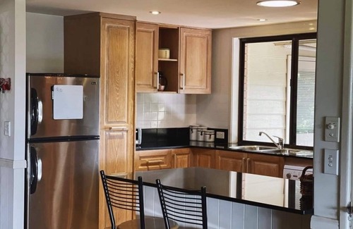 Palen Creek House | Cosy Retreat, 2 Fireplaces, Hot Tub, Pool table, Fire Pit , Mountain View’s.