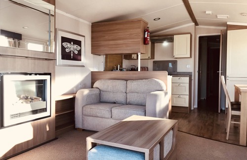 Isle of Grain Cabin | Cosy retreat situated near the Estuary