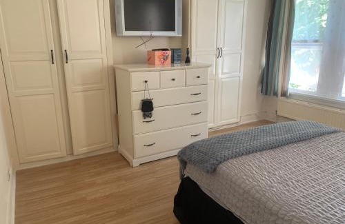 Walthamstow Bed & Breakfast | cosy room by c