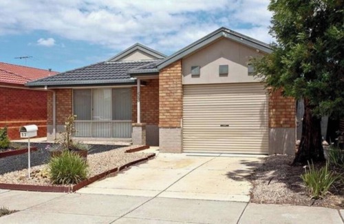 Manor Lakes House | Cosy Room Close to all amenities!30 mins Train ride to Melbourne CBD
