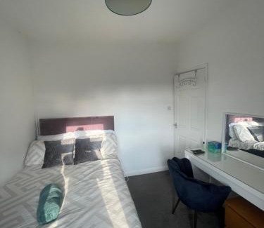 Winshill House | Cosy Room Near Train & Hospital