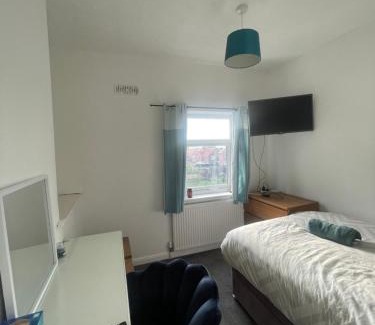 Winshill House | Cosy Room Near Train & Hospital