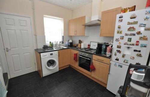 Winshill House | Cosy Room Near Train & Hospital