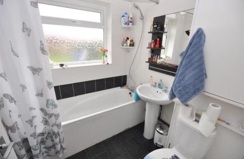 Winshill House | Cosy Room Near Train & Hospital