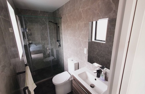 Mount Roskill House | Cosy room with ensuite bathroom on ground floor.