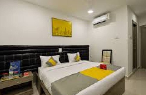 Madhapur House | Cosy Room With Private Bath And Work Desk