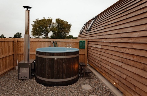 Wing Cabin | Cosy Rural Cabin with Wood Fired Hot Tub