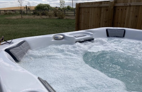 Grantham Cabin | Cosy Rural Cabin with Electric Hot Tub
