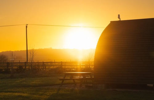 Grantham Cabin | Cosy Rural Cabin with Wood Fired Hot Tub