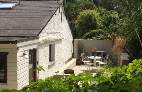 Saint Erth Praze Cottage | Cosy, rural retreat, chiminea and bbq. Perfect for couples. Dog-friendly.