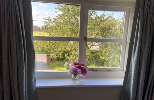 Bottlesford House | Cosy Rural Retreat, Sleeps 3 & Petfriendly
