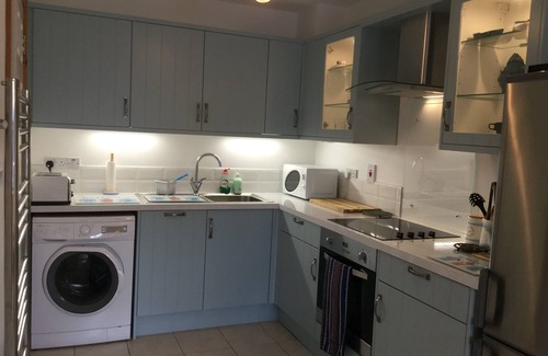 Moville Apartment | Cosy Seaside 2 bed (4+ baby) Apt, Centre Moville, Close beach High speed WiFi,