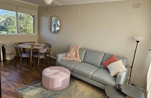 Cheltenham House | Cosy Seaside Retreat - Charming Unit by the Beach