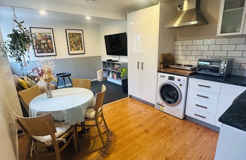 Christchurch Apartment | Cosy self-contained studio, family friendly, sleeps 4