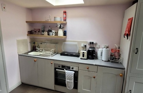 Fishponds Apartment | Cosy self-contained studio flat in Bristol
