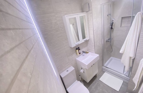Winchester Apartment | Cosy Serviced Studio Pet Friendly