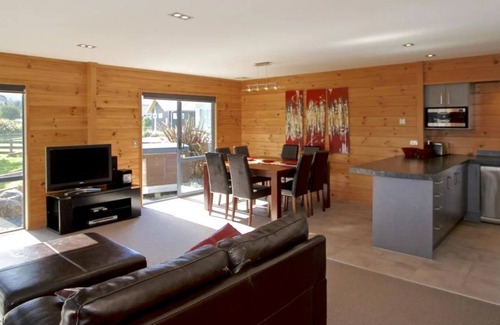 Ohakune House | Cosy ski retreat near Carrot park. Hot tub and table tennis!
