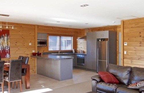 Ohakune House | Cosy ski retreat near Carrot park. Hot tub and table tennis!