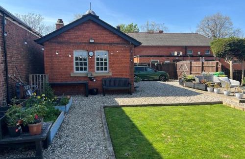 Bromborough Apartment | Cosy small cottage in Wirral Merseyside with kitchen