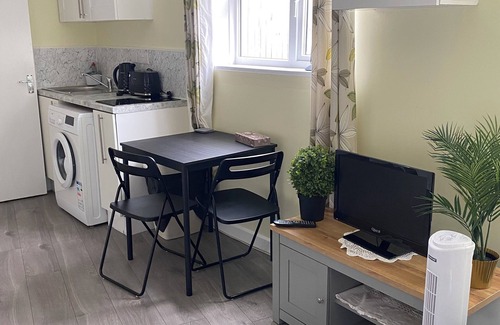 Bletchley Apartment | Cosy, Spacious 1 bedroom self contain unit with toilet and bath