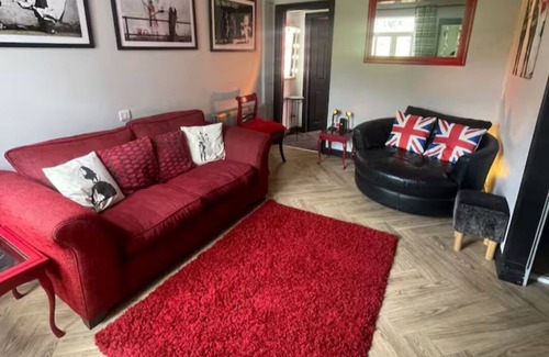 Manchester Apartment | Cosy spacious 2 bed flat lovely balcony view, 3 miles to Manchester City Centre.
