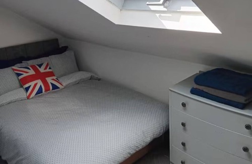Manchester Apartment | Cosy spacious 2 bed flat lovely balcony view, 3 miles to Manchester City Centre.