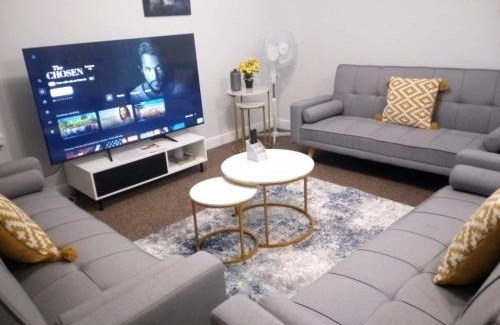 Cradley House | Cosy & Spacious 4 Bedroom House with Free Parking in Birmingham