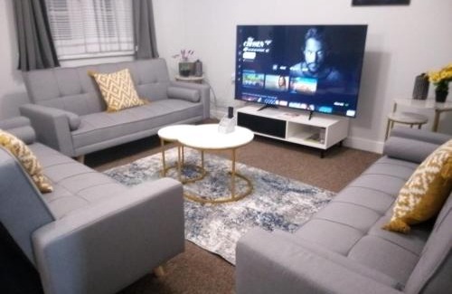Cradley House | Cosy & Spacious 4 Bedroom House with Free Parking in Birmingham