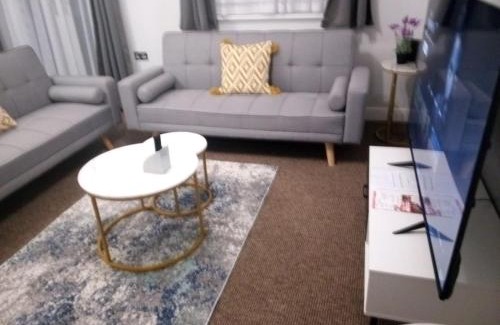 Cradley House | Cosy & Spacious 4 Bedroom House with Free Parking in Birmingham