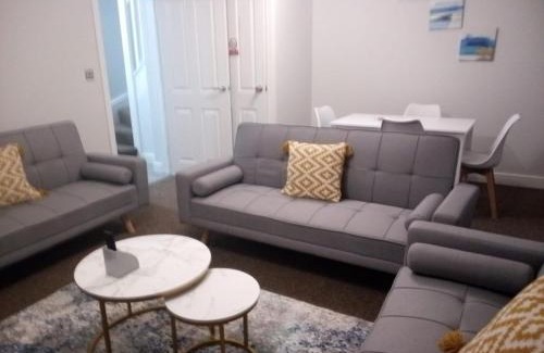 Cradley House | Cosy & Spacious 4 Bedroom House with Free Parking in Birmingham