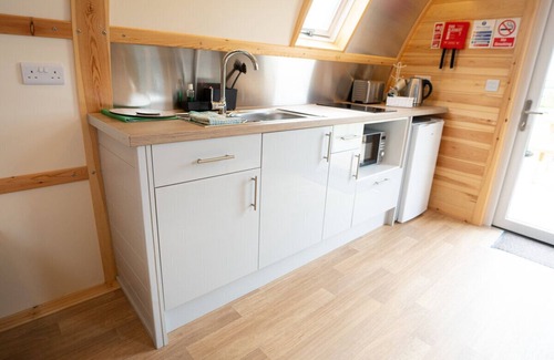 Wing Cabin | Cosy Spacious Cabin with Wood Fired Hot Tub