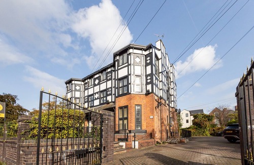 Walkden Apartment | Cosy Spacious Duplex Apartment Near Salford Royal